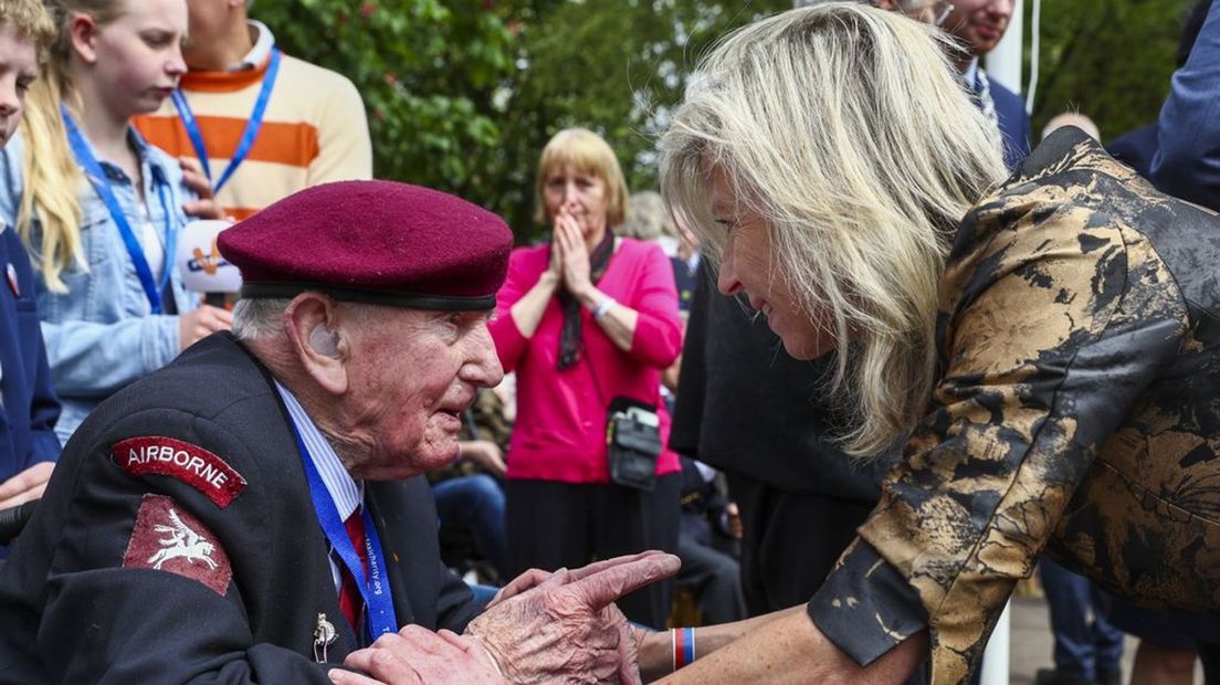 De 103-jarige Ray Whitwell tijdens de herdenking van 2022 met minister van Defensie Kajsa Ollongren.
