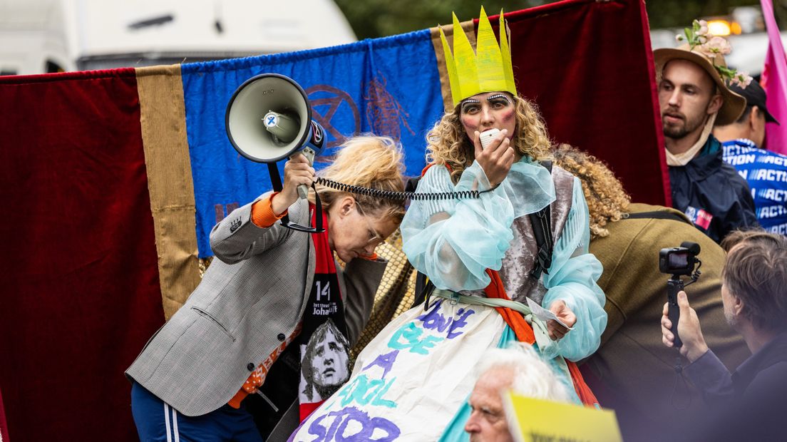 Sommige demonstranten waren in Prinsjesdag-stijl