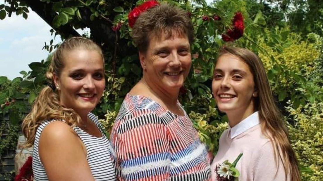 Ellen de Jong (midden) met haar twee dochters, voor het ongeluk gebeurde