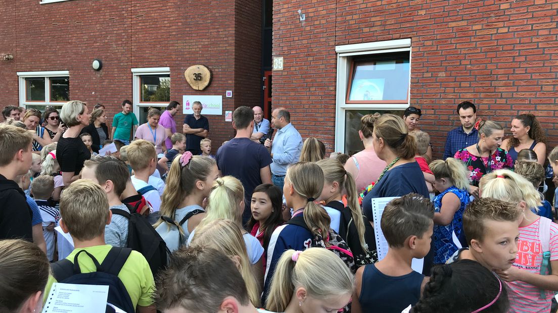 Het was vanochtend erg druk op het schoolplein in Eemnes.