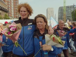 De laatste lopers komen aan bij de eindstreep