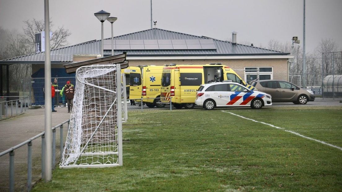 Man raakt zwaargewond op sportpark in Ootmarsum