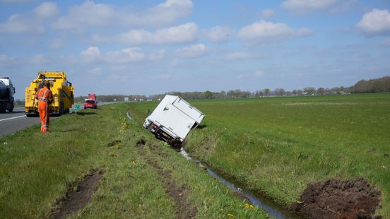 Bestelbus de sloot in na botsing met vrachtwagen op A37. Bestelbus de sloot in na botsing met vrachtwagen op A37.