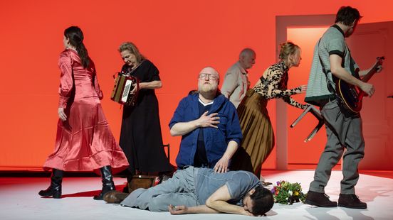 Emil Szarkowicz naast topacteurs in toneelklassieker: 'Als het niks is, stuur me in godsnaam weg' Nieuws