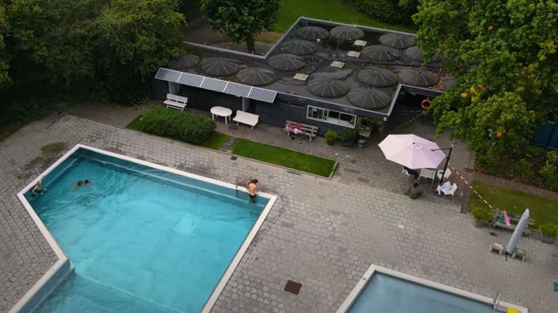 Het zwembad van bovenaf in de 'Eurowoningen' wijk