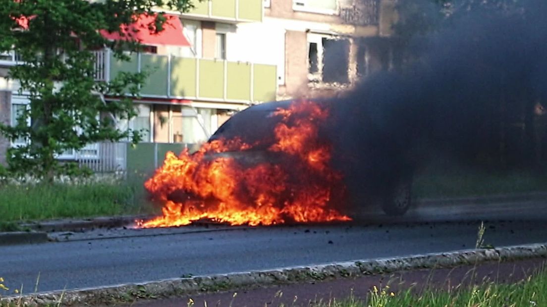 De auto in Hoogeveen brandde volledig uit
