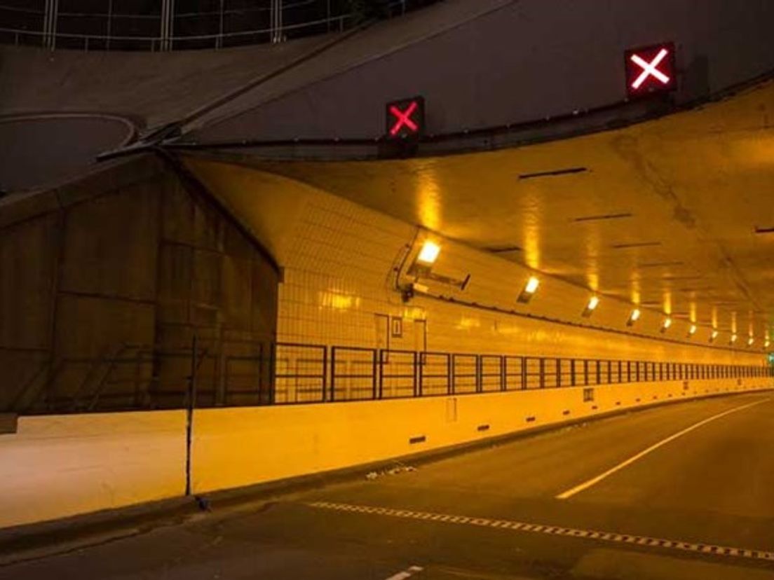 Vanaf zondagmiddag is de Maastunnel in beide richtingen drie weken lang dicht voor autoverkeer.