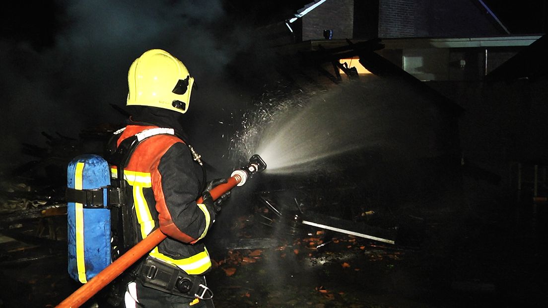 Een brandweerman aan het blussen (Rechten: Persbureau Meter)