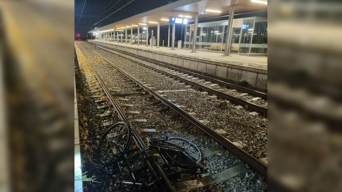 Man gooit fiets op spoor bij station Middelburg