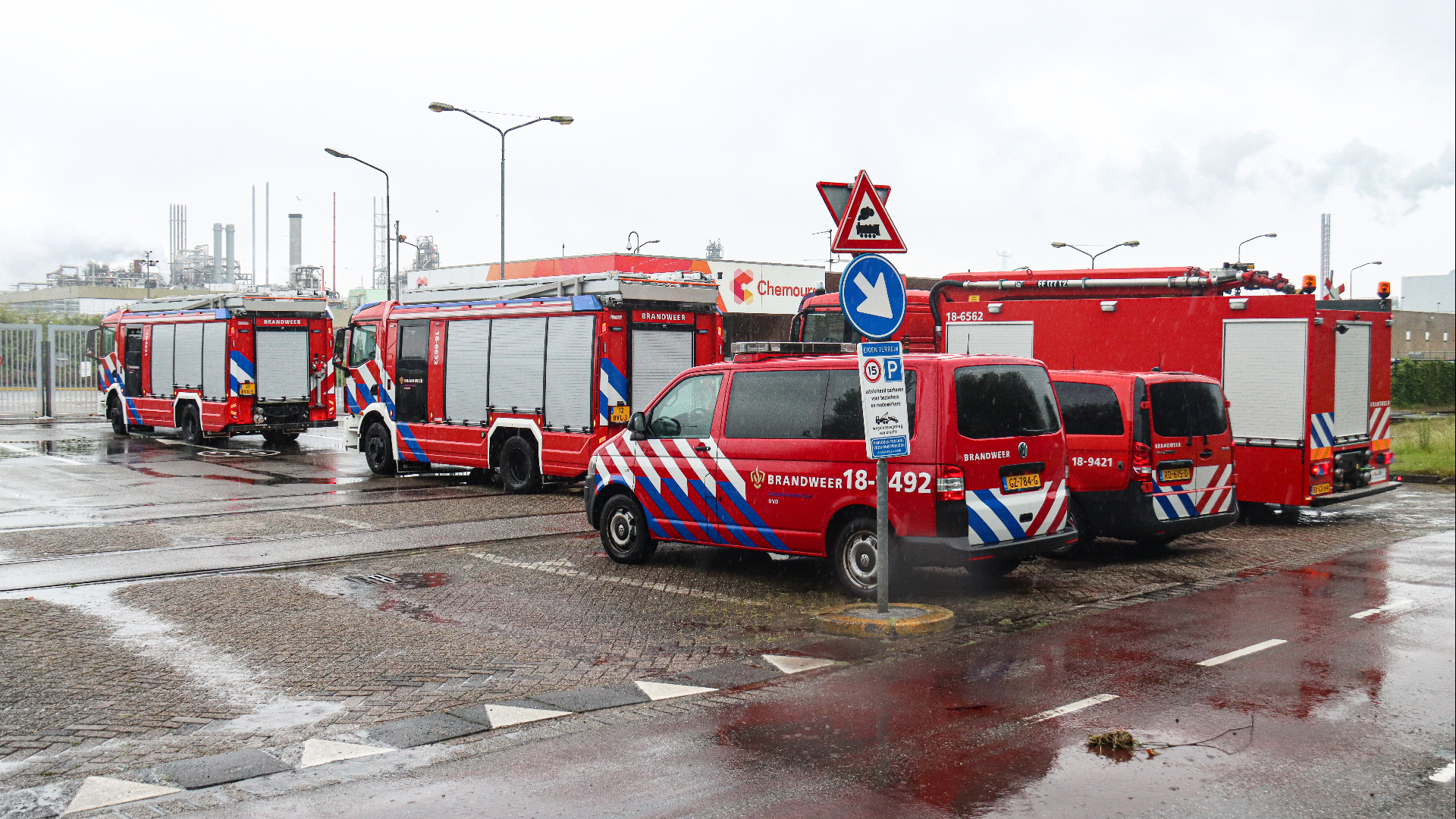 Hulpdiensten Rukken Massaal Uit Naar Chemours Na Stroomstoring - Rijnmond