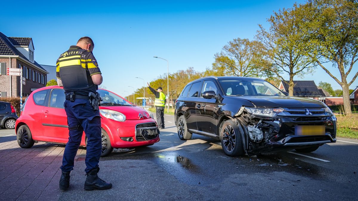 Auto's botsen op de N379 bij Nieuw-Weerdinge