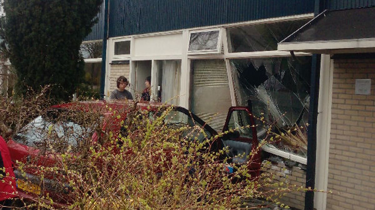 Vrouw rijdt tegen gevel