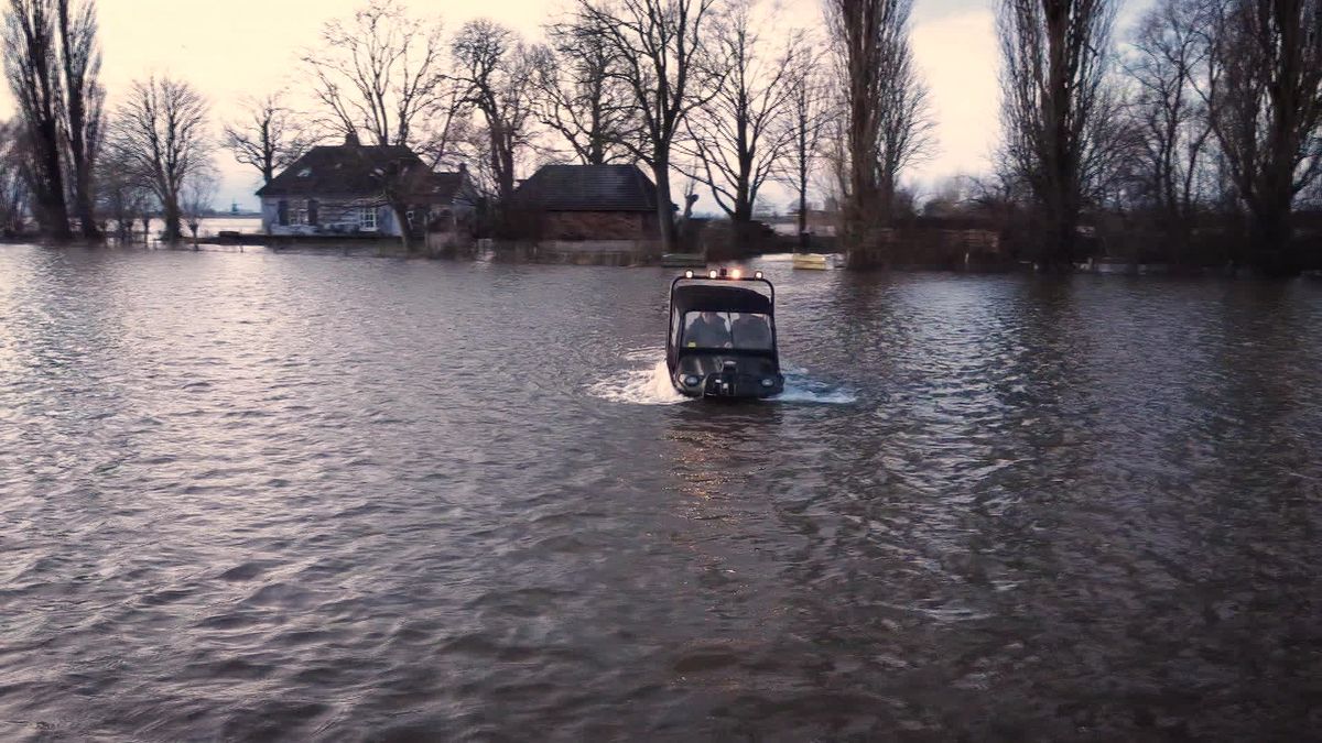 Gerben kan alleen met een amfibievoertuig zijn huis in de uiterwaarden van de IJssel bereiken