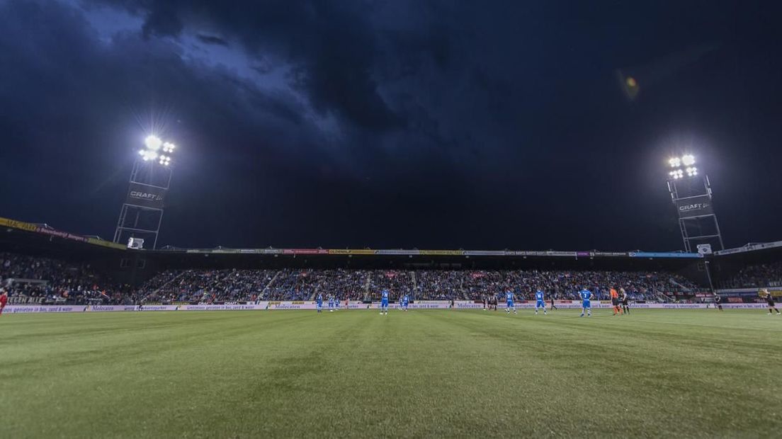 Donkere wolken pakken zich samen boven het stadion van PEC Zwolle; de wedstrijd werd gestaakt