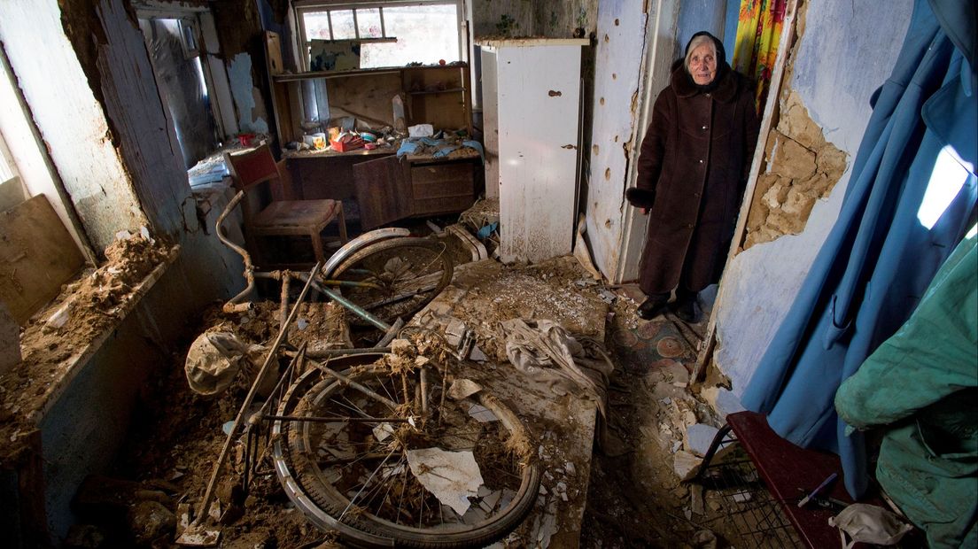De schade in het huis van deze vrouw is groot, na de inslag van een Russische raket in haar tuin