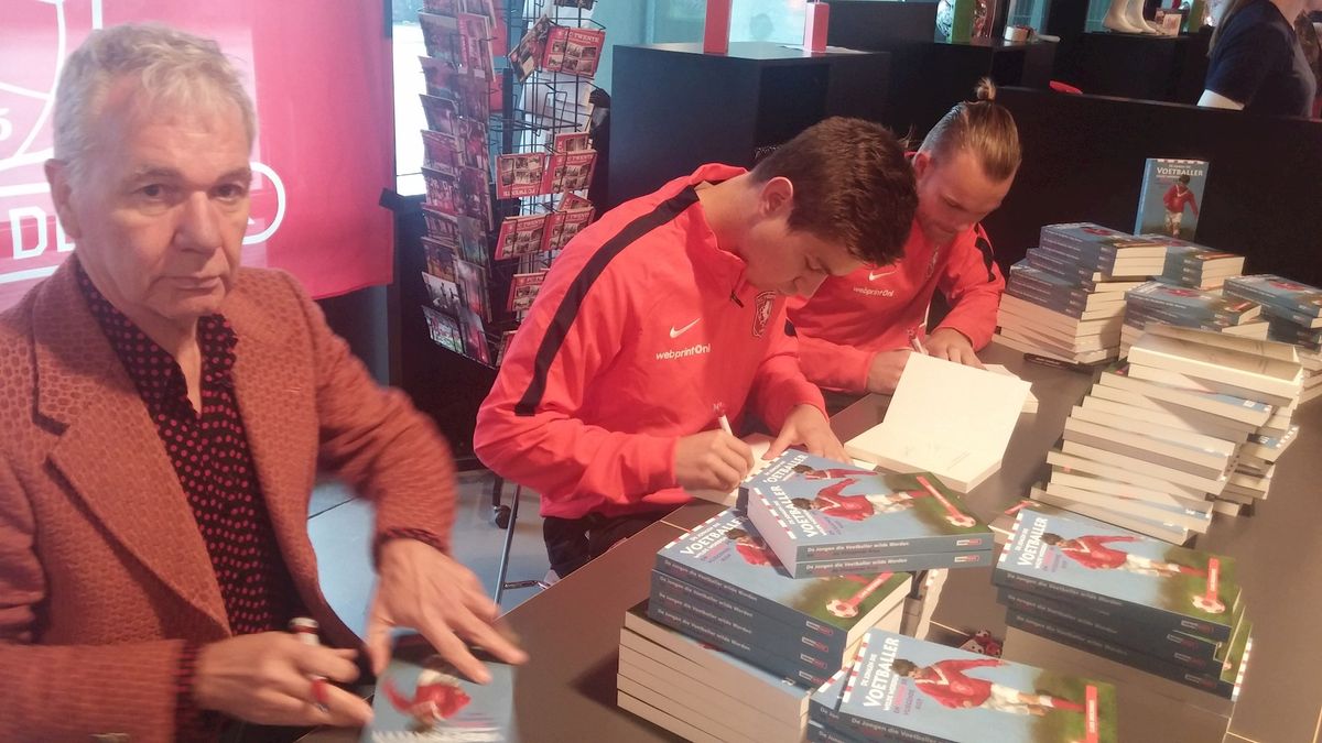 Kinderboekenweek: FC Twente spelers delen gratis boeken uit - RTV Oost