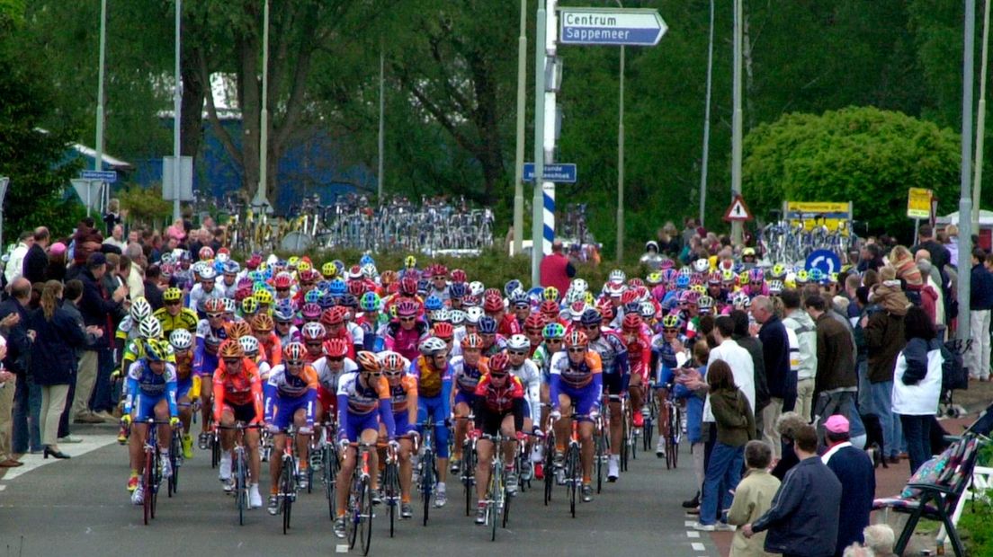 Doorkomst Giro d'Italia in 2002 op de Gorechtlaan in Hoogezand