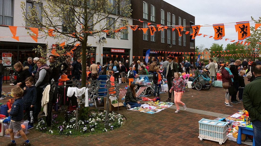 Kleedjesmarkt op het Máximaplein in Leusden.