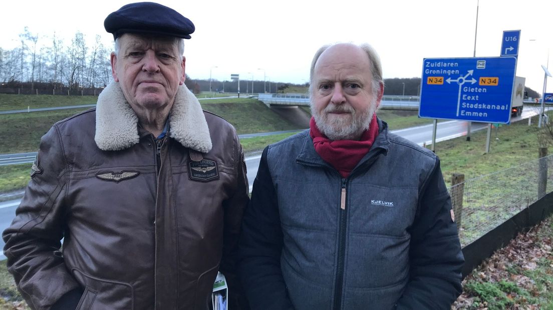 Frejan Bruins en Rikus Bartol op de plek waar volgens hen de verschoven fly-over moet komen (Rechten: Serge Vinkenvleugel/RTV Drenthe)