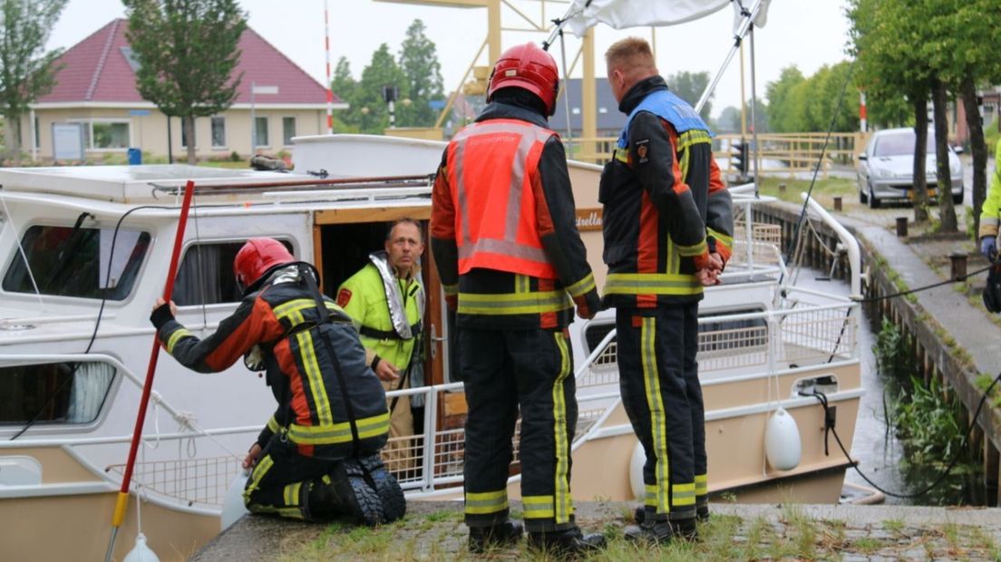 Brandweerlieden onderzoeken de boot