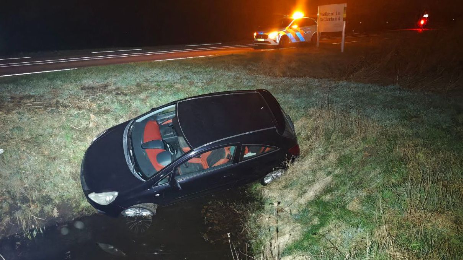 Auto belandt in de sloot • gewonde bij ongeval.
