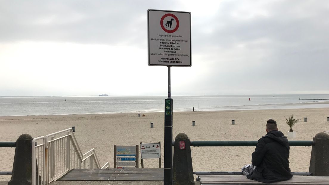 Het bord is duidelijk: vanaf 15 april t/m 15 september geen honden op het strand.