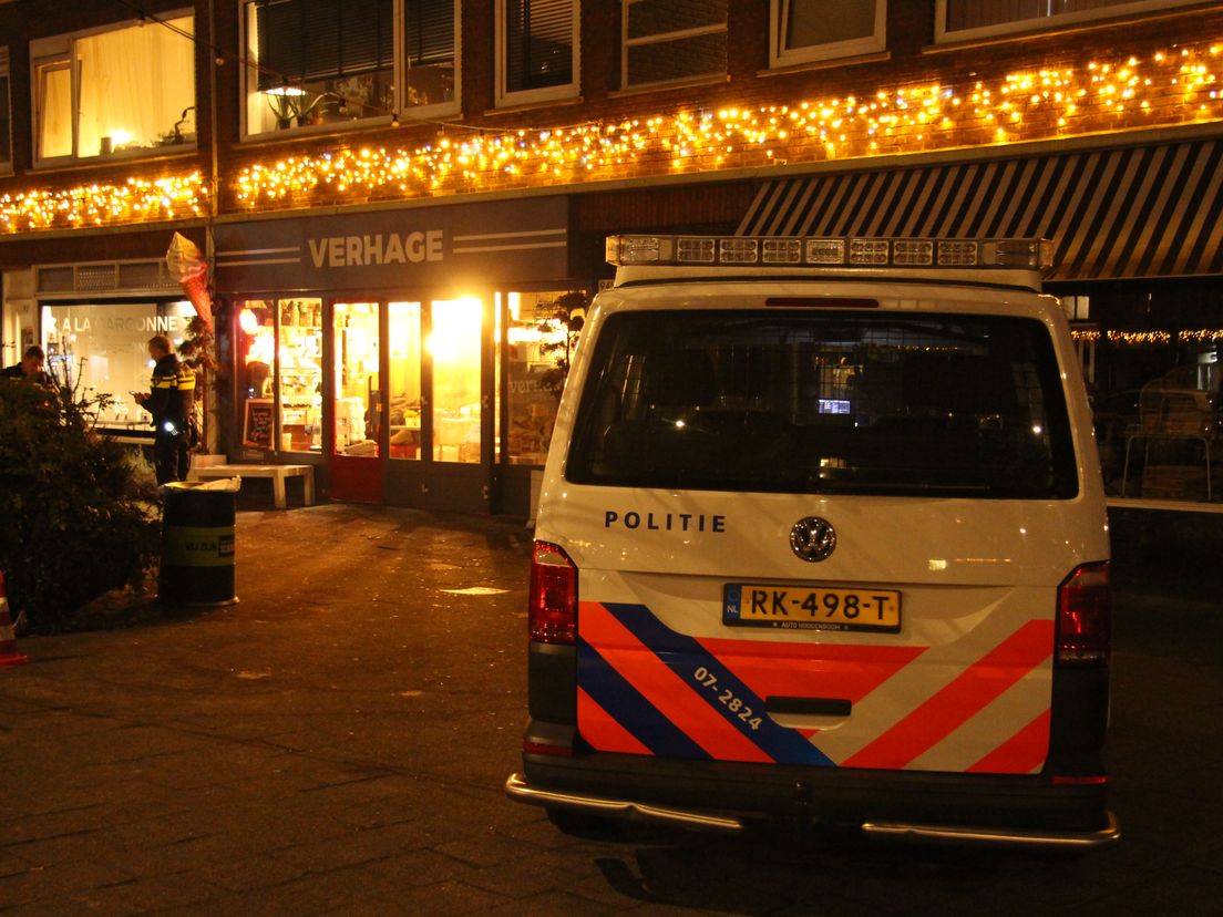 De politie is aanwezig bij de cafetaria.