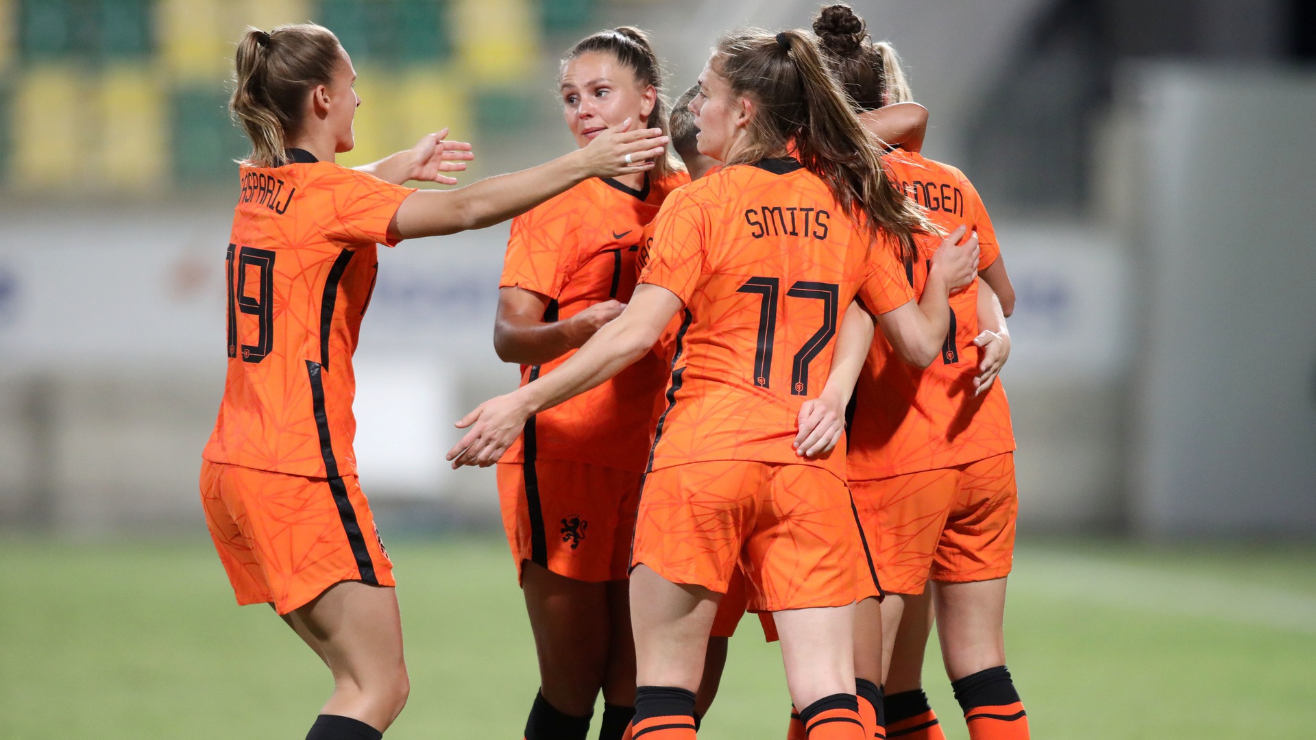 Kerstin Casparij (links met rugnummer 19)