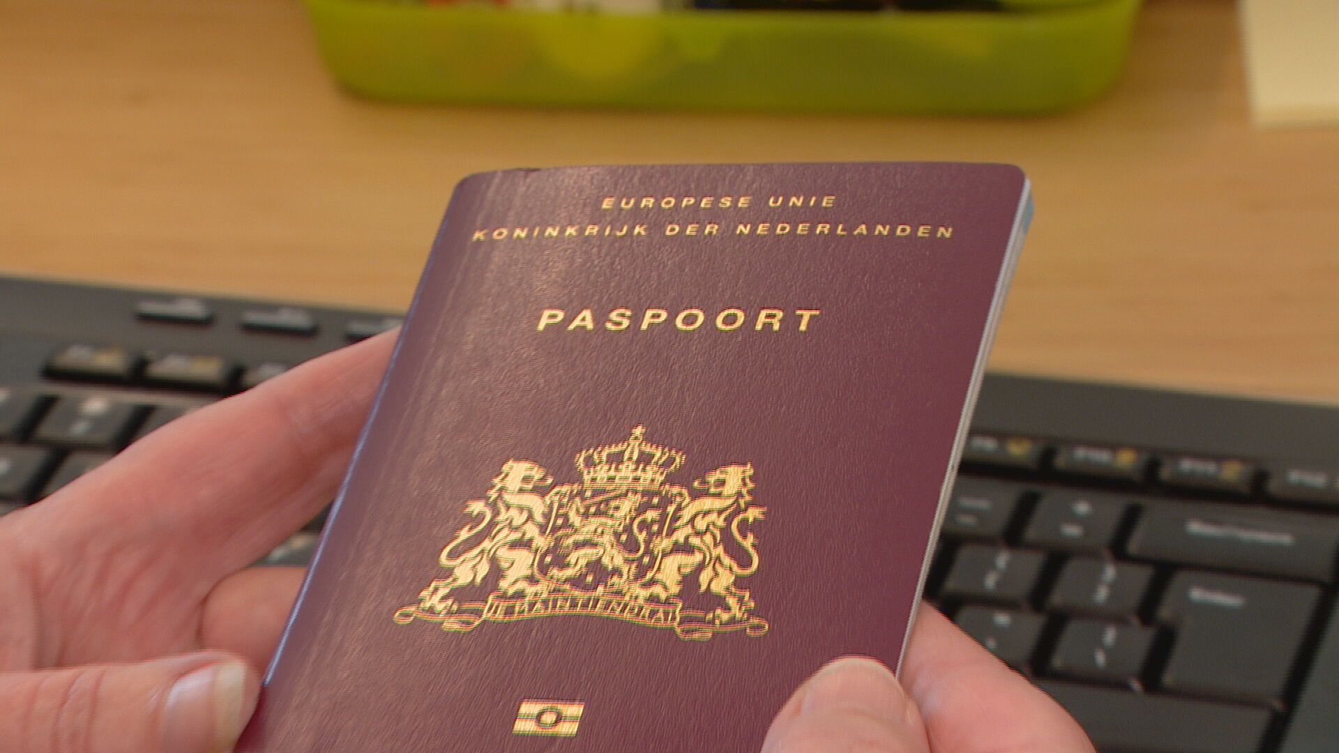 Verdachte van vervalsen tientallen paspoorten wordt voorlopig vrijgelaten: 'Super'
