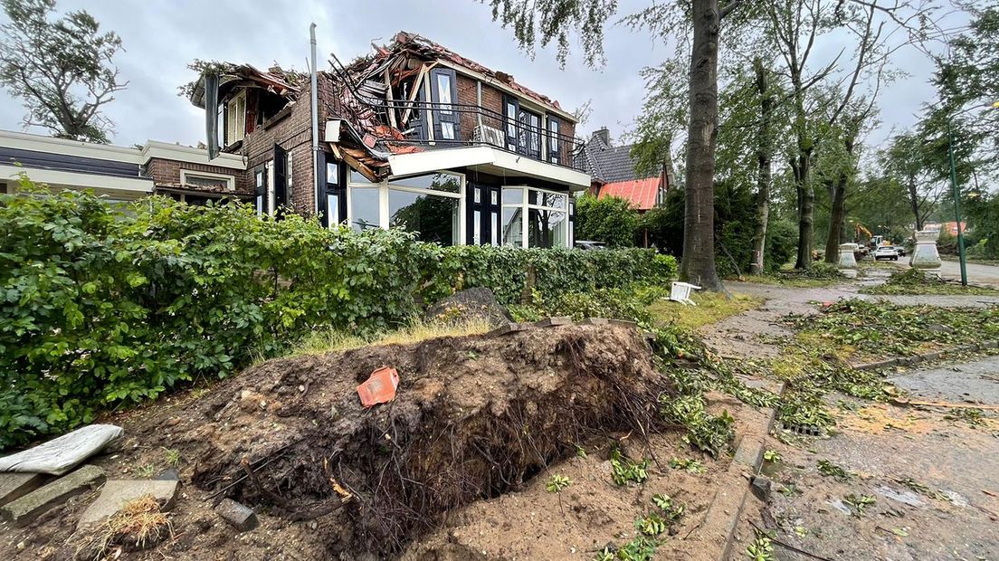 De valwind veroorzaakte op vrijdag 18 juni een ravage in Leersum.