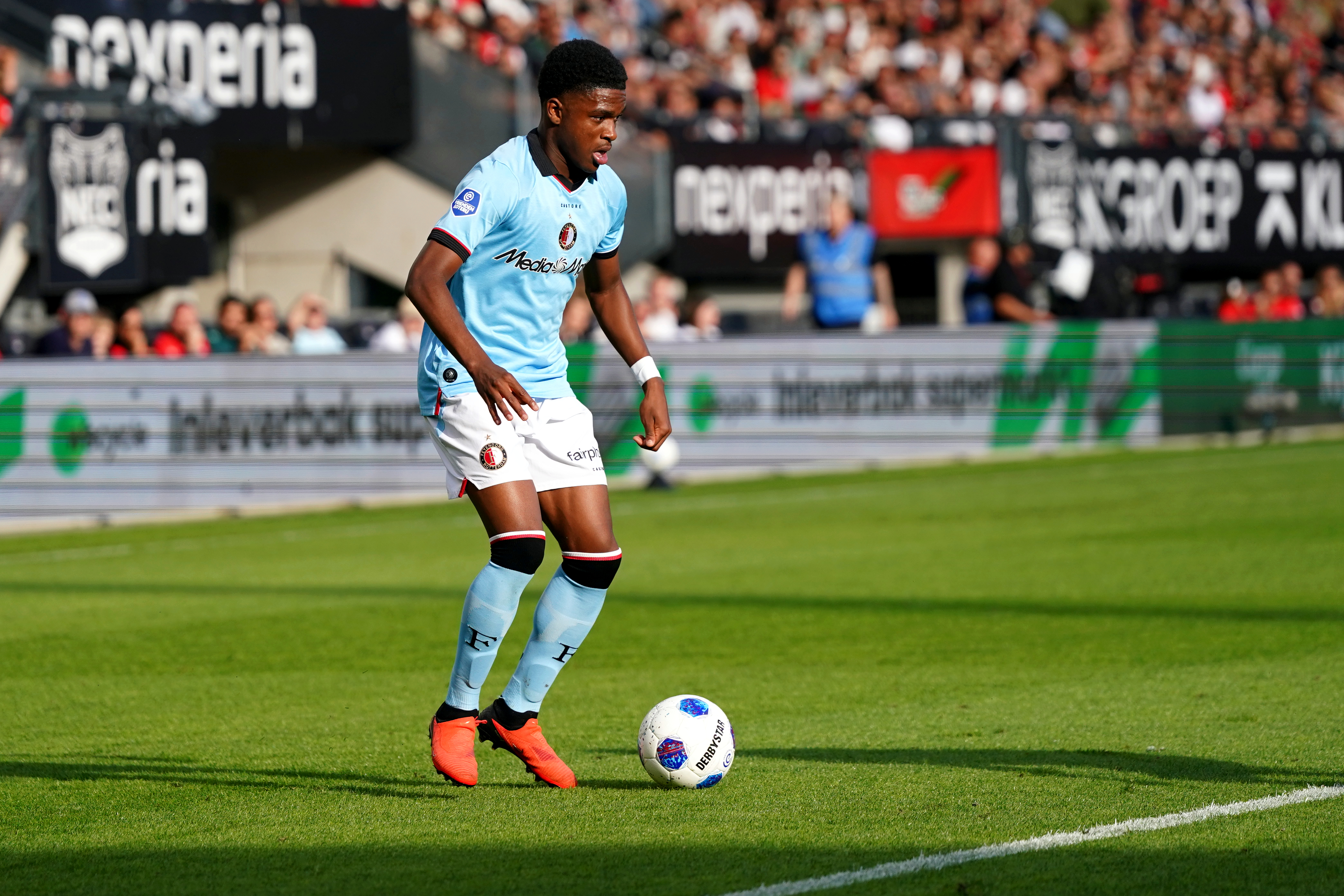 Jerayno Schaken aan de bal tijdens NEC-Feyenoord.