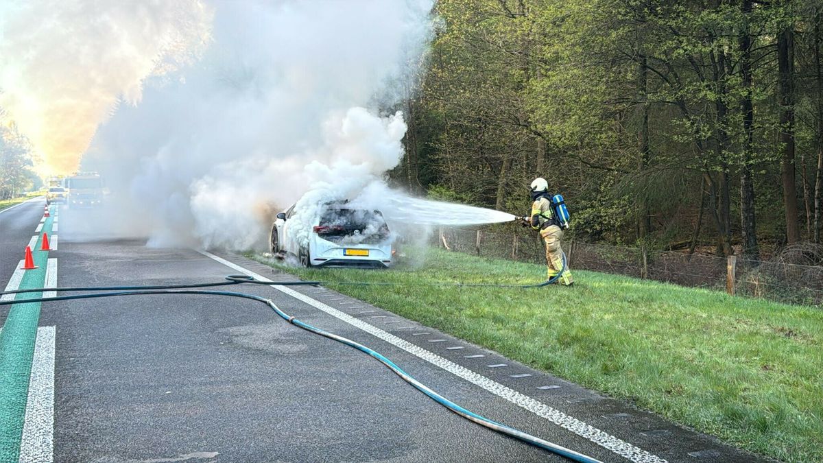 N34 bij Drouwen dicht vanwege autobrand