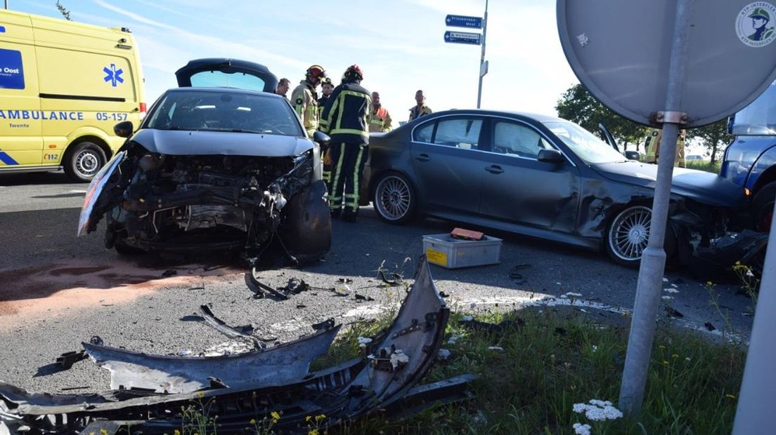 Een gewonde en flinke ravage bij aanrijding in Almelo