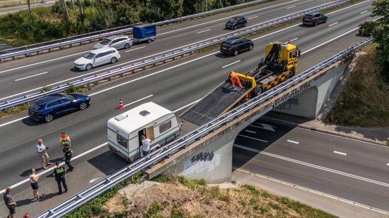 Caravanbrand op A12 · aanzienlijke schade door lekkage