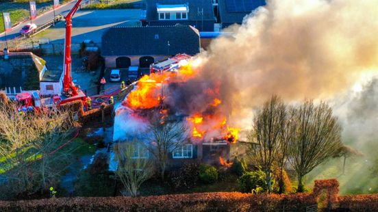 Huis in lichterlaaie, enorme rookwolken