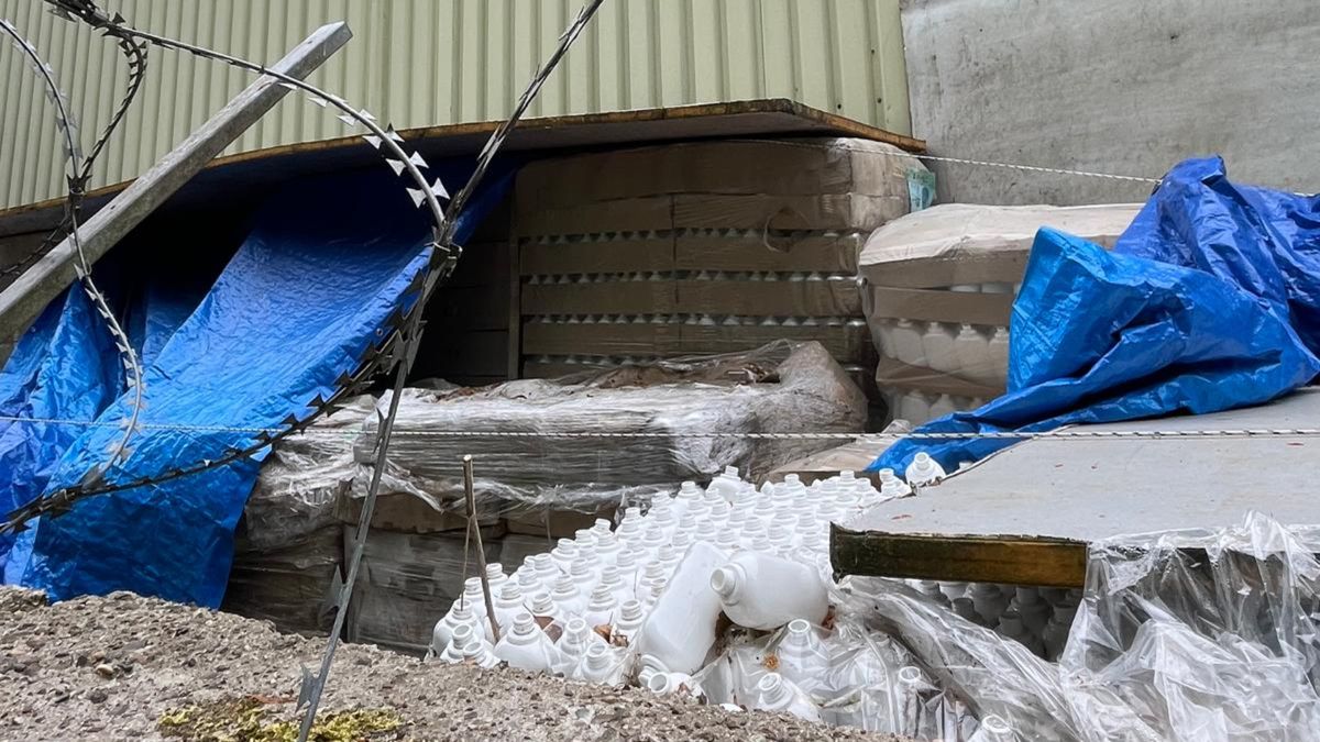 Zoektocht mysterieuze plastic flessen leidt naar bedrijventerrein