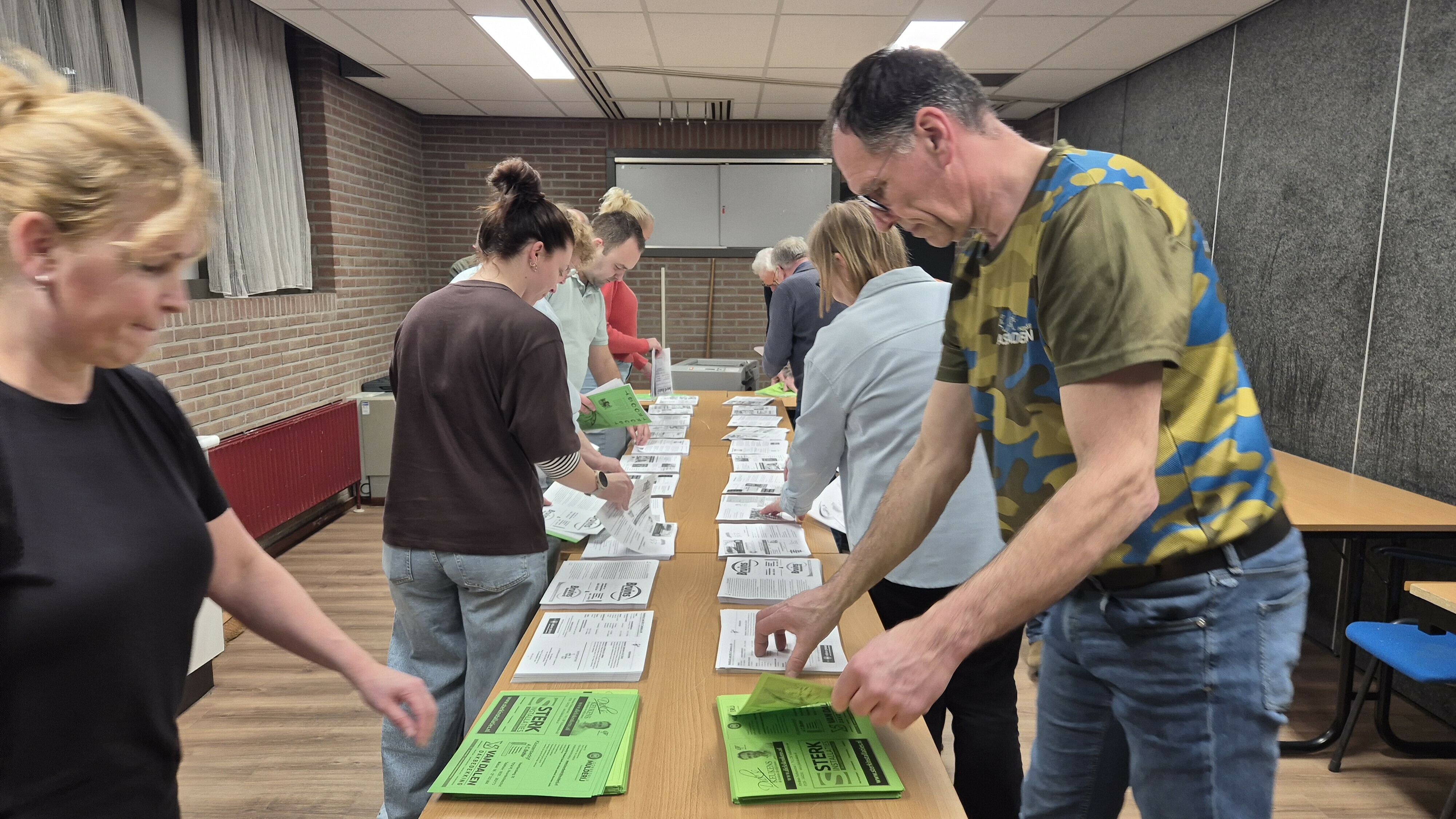 Vrijwilligers houden dorpskrant Noordscheschut al 40 jaar in leven