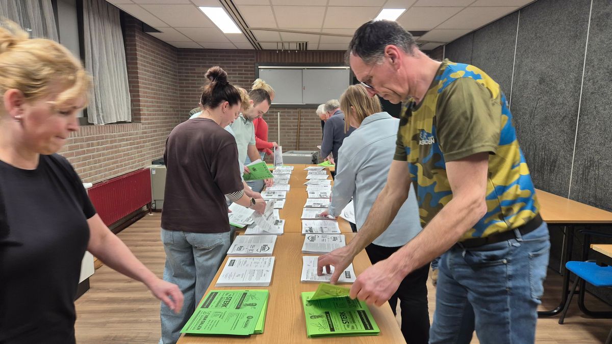 Vrijwilligers houden dorpskrant Noordscheschut al 40 jaar in leven