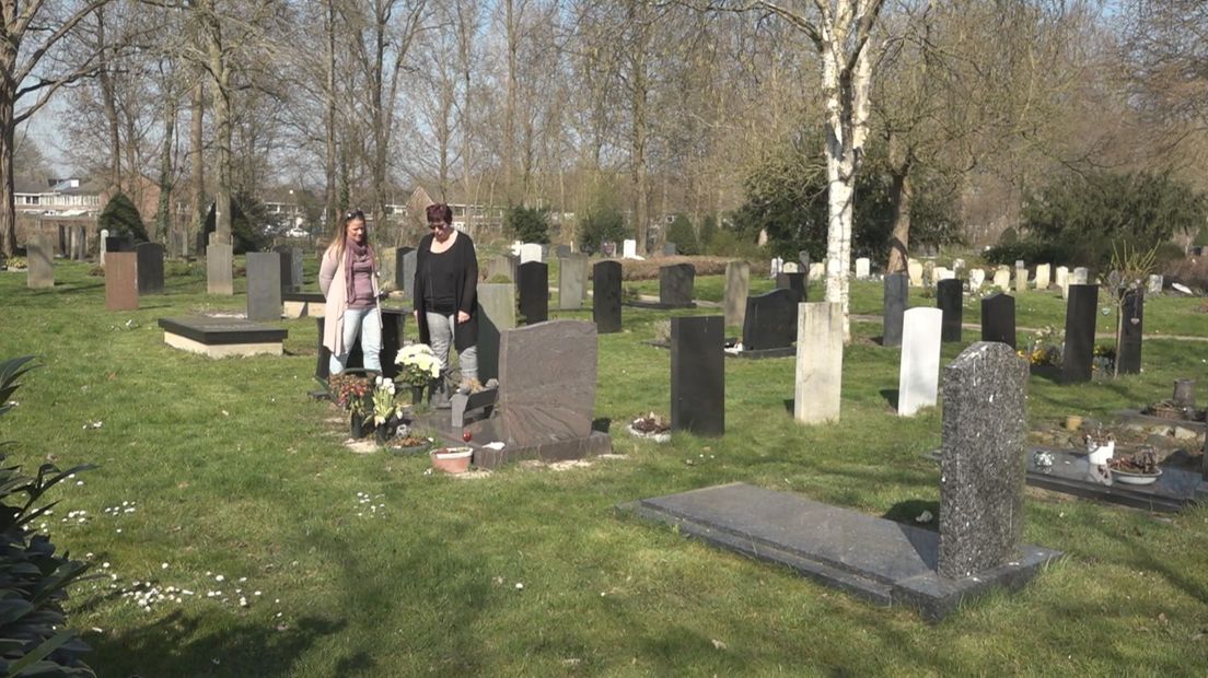 Dinie en Willemieke bij het graf van haar ouders en broer