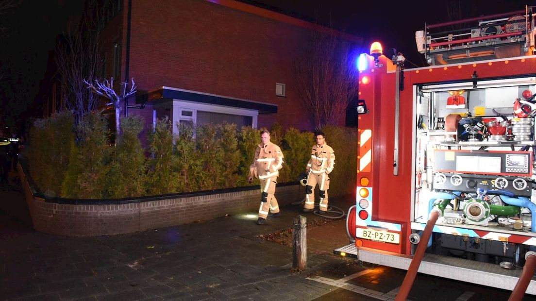 Brandweer blust woningbrand in Almelo