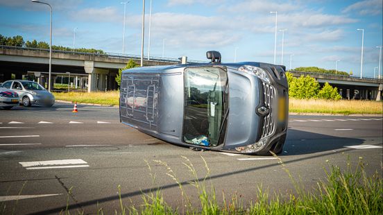 Bestelbus op zijn kant na flinke botsing met auto | Brand in snackbar. Bestelbus op zijn kant na flinke botsing met auto | Brand in snackbar.