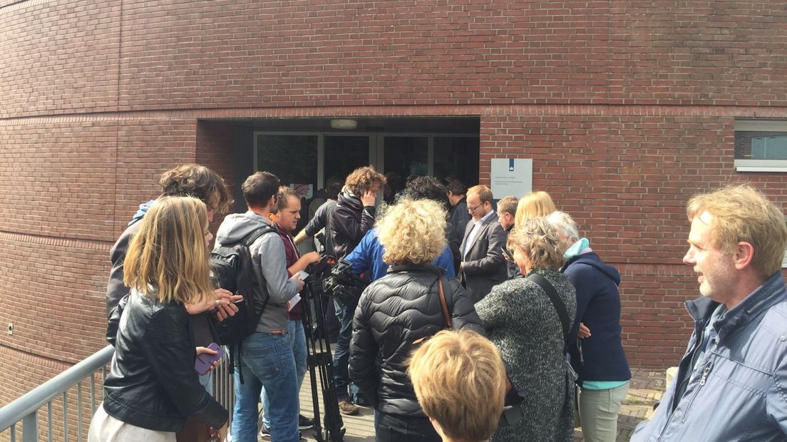 Rond kwart voor zeven arriveerden de eerste vluchtelingen bij de Koepelgevangenis in Arnhem. De gevangenis is in één dag tijd veranderd in een noodopvang voor zo'n 400 vluchtelingen. Hier vindt u een overzicht van de ontwikkelingen in en rondom de voormalig penitentiaire inrichting.