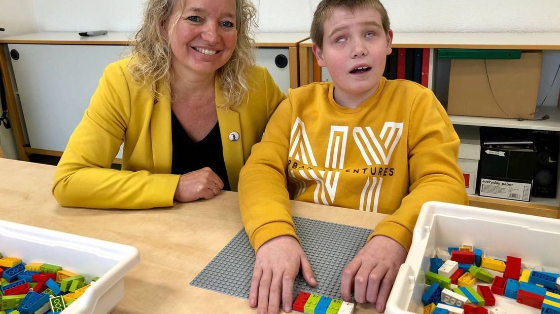 Marian Officier en Thijs met de braillebricks