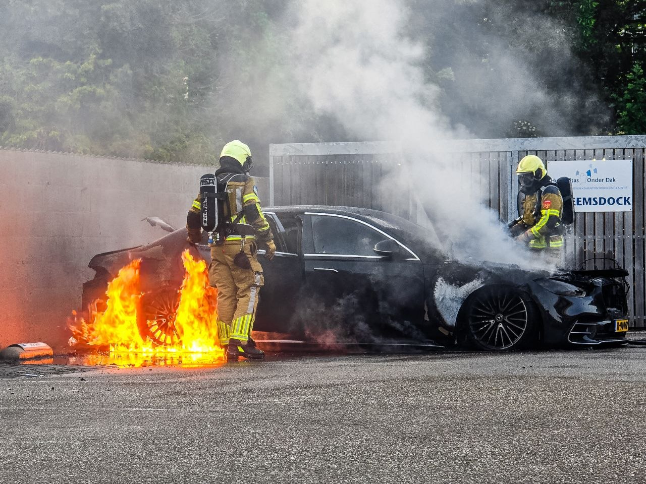 112 nieuws: Autobrand in Hengelo | Fatbikers gewond na botsing in Enschede.