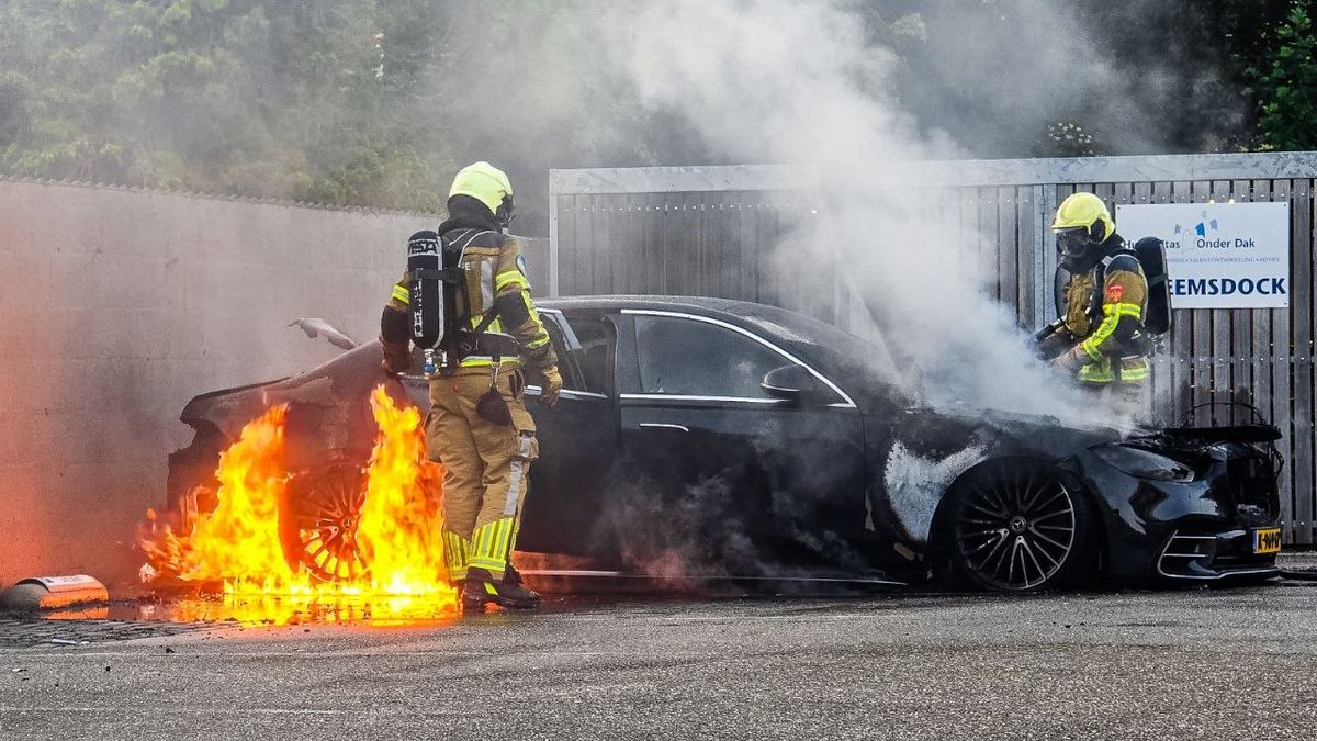112 nieuws: Autobrand in Hengelo | Fatbikers gewond na botsing in Enschede