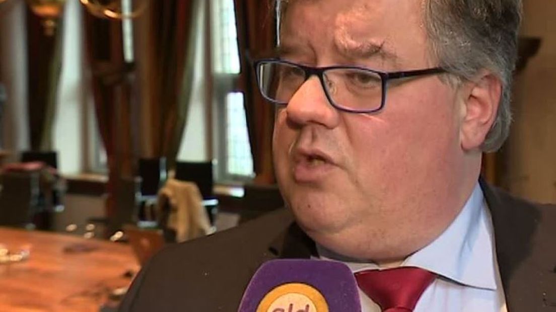 Het nieuwe kabinet moet volgens burgemeester Bruls van Nijmegen flink veel extra geld uittrekken voor de politie. Die extra mankracht moet vooral worden ingezet voor de bestrijding van nieuwe criminaliteit zoals cybercriminaliteit. Dat zei Bruls bij de presentatie van de politiecijfers van 2016.