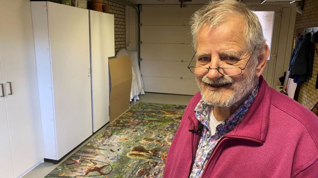 Jan Jonkvorst (70) met zijn puzzel van 33.600 stukjes.