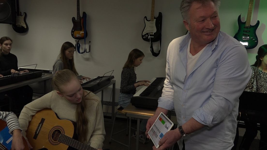 Hij zweert bij zijn muzieklesmethode. Docent Philibert van den Bosch geeft kinderen op het Arnhemse Beekdal Lyceum muziekles via zijn door hem gemaakte app Qords. Razendsnel leren zijn leerlingen popmuziek op een instrument te spelen.