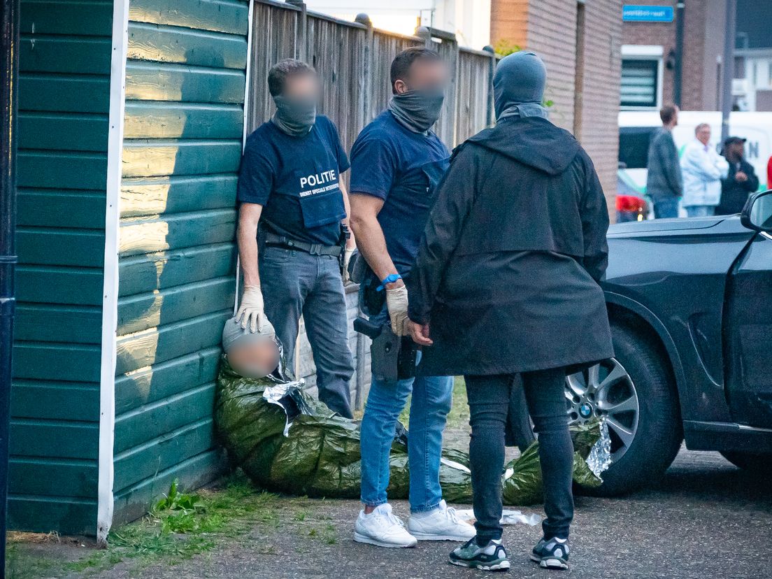 Agenten overmeesteren verdachte op de Beverwaardseweg.