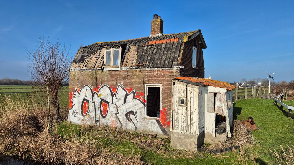 Ernstig verzakt huis eigenlijk al jaren rijp voor sloop: 'Geen water, geen gas, geen elektriciteit'